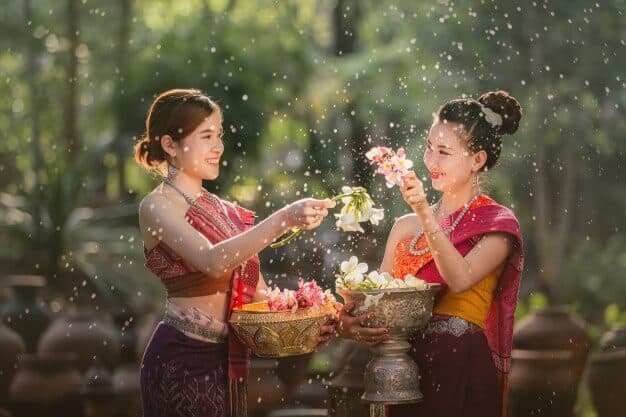 วันสงกรานต์ ภาษาอังกฤษใช้ทำว่า Songkran Festival - เรียนภาษาอังกฤษ โรงเรียนสอนภาษาอังกฤษ EduFirst